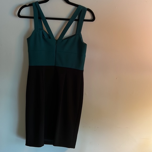CeCe Alexa cross back color block cocktail dress in forest green - Picture 6 of 9